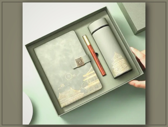 Picture of Forbidden City-Themed Insulated Mug & Notebook Gift Set